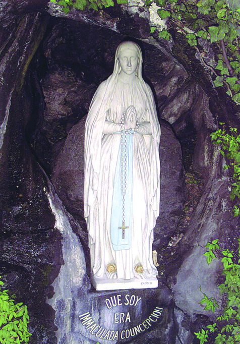 Statua della Madonna nella grotta dove apparve a Bernadette